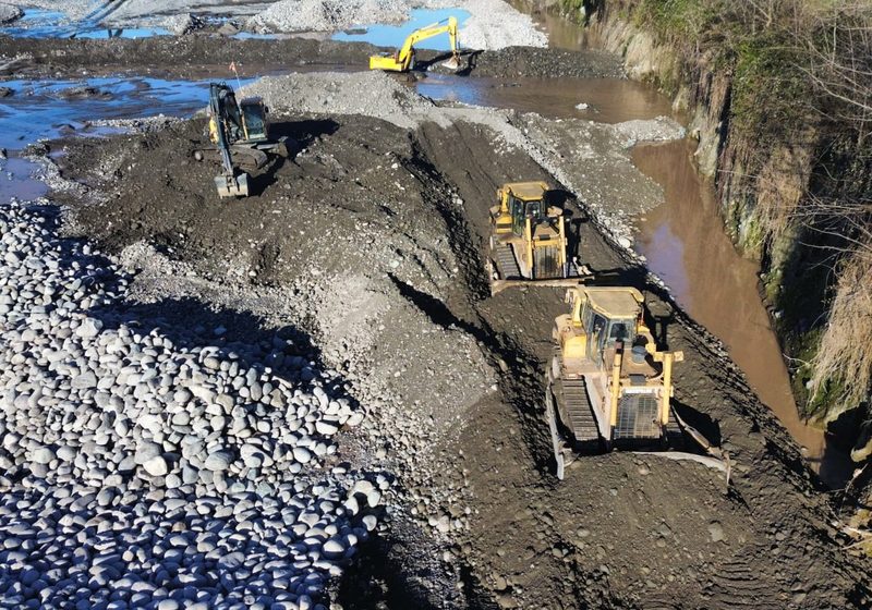Bulldozers conformando plataforma sobre gravas