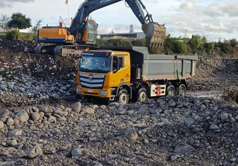 Excavadora cargando camión tolva